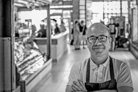 foto blanco y negro papa periodico